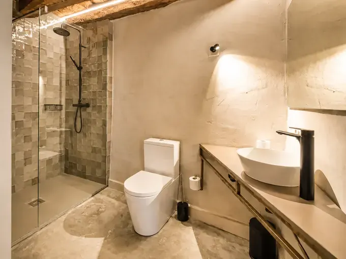 Baño interior cálido y cuidado