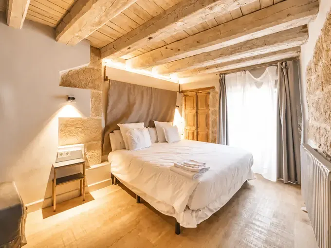 Habitación luminosa de descanso